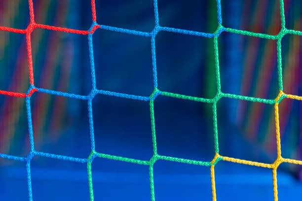 Knotless vs Knotted Nets